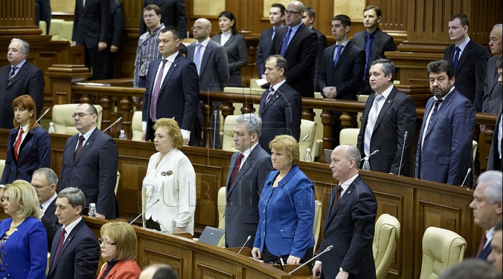 Первое заседание парламента весенне-летней сессии в фотографиях