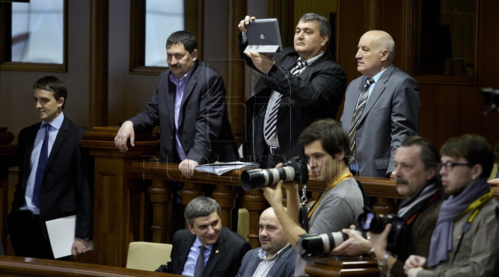 Первое заседание парламента весенне-летней сессии в фотографиях