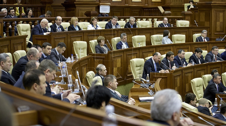 Первое заседание парламента весенне-летней сессии в фотографиях