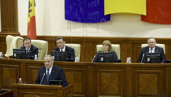 Первое заседание парламента весенне-летней сессии в фотографиях