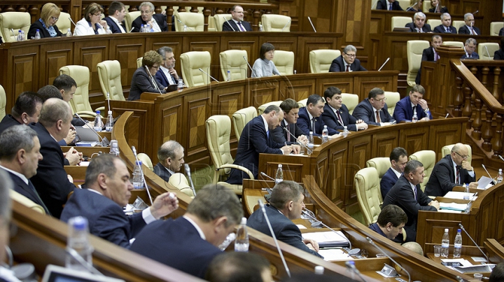 Первое заседание парламента весенне-летней сессии в фотографиях