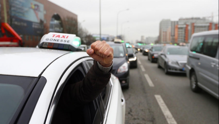 В Париже задержаны более ста участников акций протеста таксистов