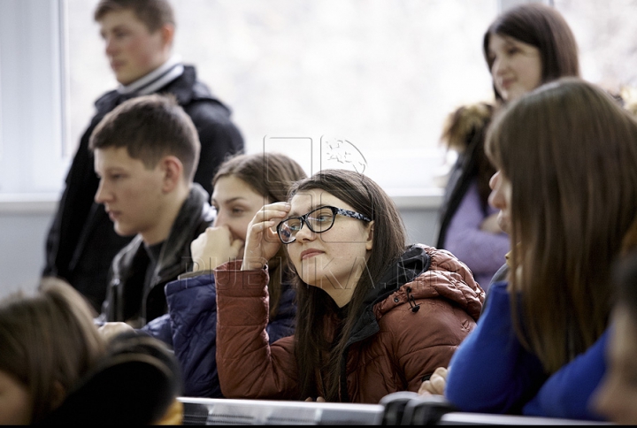 Ведущие передачи Fabrika встретились со студентами МолдГУ (ФОТОРЕПОРТАЖ)