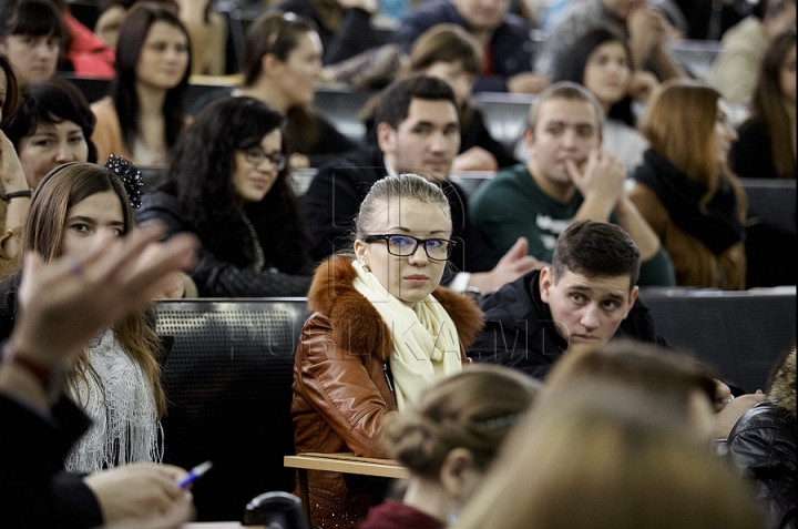 Ведущие передачи Fabrika встретились со студентами МолдГУ (ФОТОРЕПОРТАЖ)