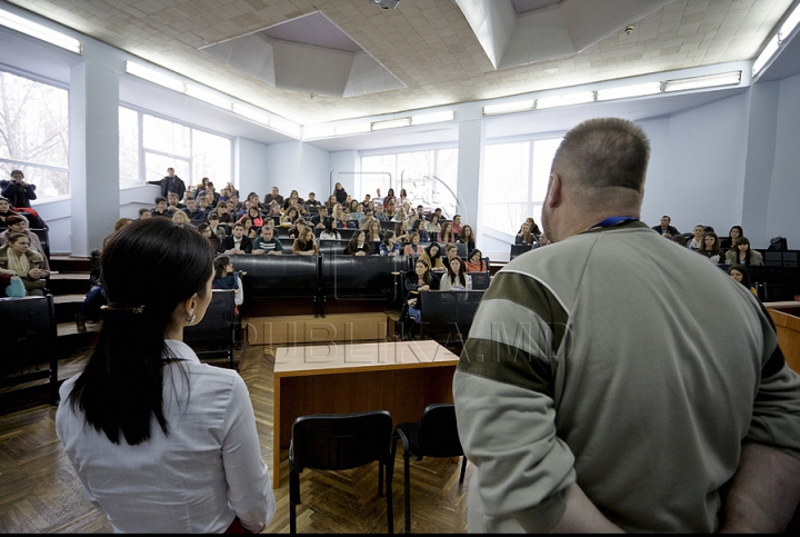 Ведущие передачи Fabrika встретились со студентами МолдГУ (ФОТОРЕПОРТАЖ)