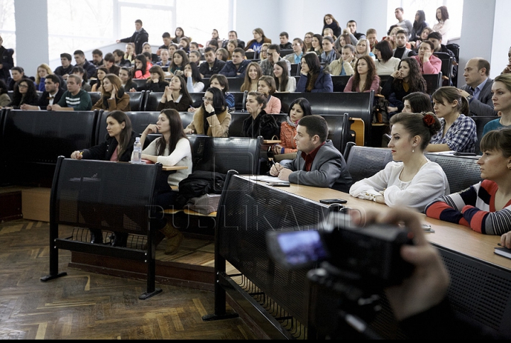 Ведущие передачи Fabrika встретились со студентами МолдГУ (ФОТОРЕПОРТАЖ)