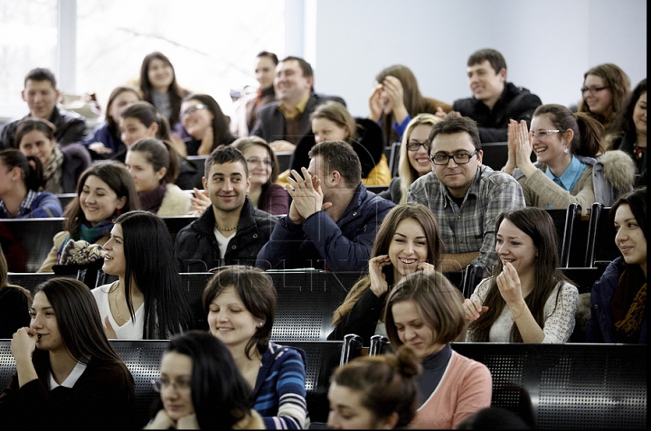 Ведущие передачи Fabrika встретились со студентами МолдГУ (ФОТОРЕПОРТАЖ)