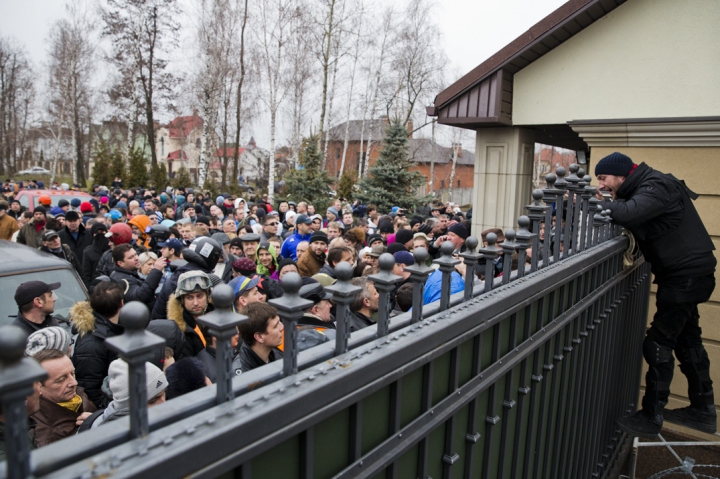 Тысячи людей приехали посмотреть на брошенную резиденцию Януковича (ФОТОРЕПОРТАЖ)