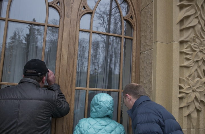 Тысячи людей приехали посмотреть на брошенную резиденцию Януковича (ФОТОРЕПОРТАЖ)