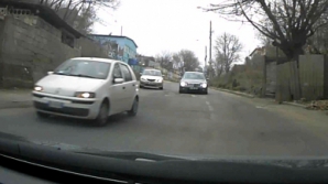 Водитель Mercedes чуть не спровоцировал ДТП, выехав на встречную полосу (ВИДЕО)