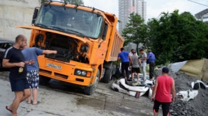 В Сочи тяжелый грузовик раздавил две иномарки (ВИДЕО)