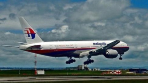 Поиски Боинга-777: опубликованы снимки со спутника с обломками самолета в море