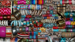 "Весенние краски": ярмарка радует скидками и многообразием аксессуаров