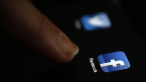 Депутаты на заседании парламента зависают в Facebook, сочиняют и читают стихи (ВИДЕО)