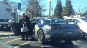 В США дама преклонных лет разъезжает на быстром суперкаре