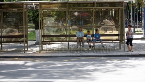 (ВИДЕО) Лондонцев пугали высокими технологиями: на автобусной остановке появлялся корабль пришельцев