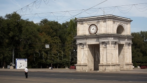 Ответственный за часы на Триумфальной арке: с переходом на летнее время люди становятся трудолюбивее 