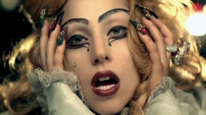 Леди Гага вновь удивляет поклонников новым видеоклипом