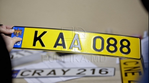 Перевозчики пассажиров не спешат менять регистрационные номера на желтые