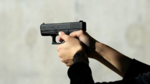 На Чеканах молодой человек, стреляя в прохожих, ранил женщину