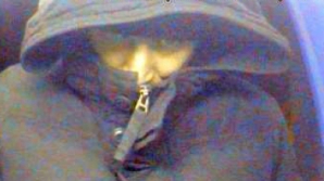 Полиция разыскивает мужчину, подозреваемого в ограблении (ВИДЕО)