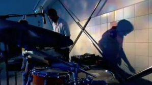 Несколько молодых британцев  организовали концерт в бассейне