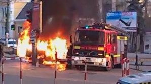 Как пожарные тушат загоревшуюся в центре столицы машину (ВИДЕО)