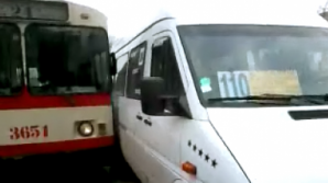 На бульваре Григоре Виеру троллейбус столкнулся с маршруткой (ВИДЕО)