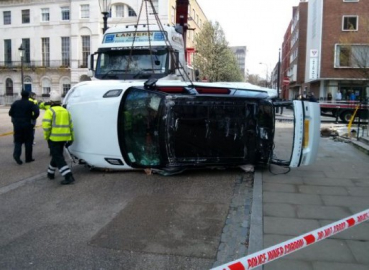 Британка «удачно» припарковала свой Range Rover в подвал (ФОТО)