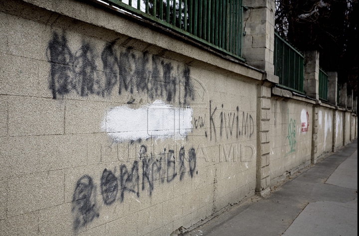 На заборах и стенах в столице появляется все больше "политических" надписей (ФОТО/ВИДЕО)