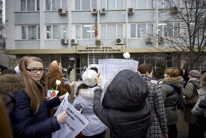 Молодые и будущие мамы устроили акцию протеста перед зданием минтруда (ФОТО)