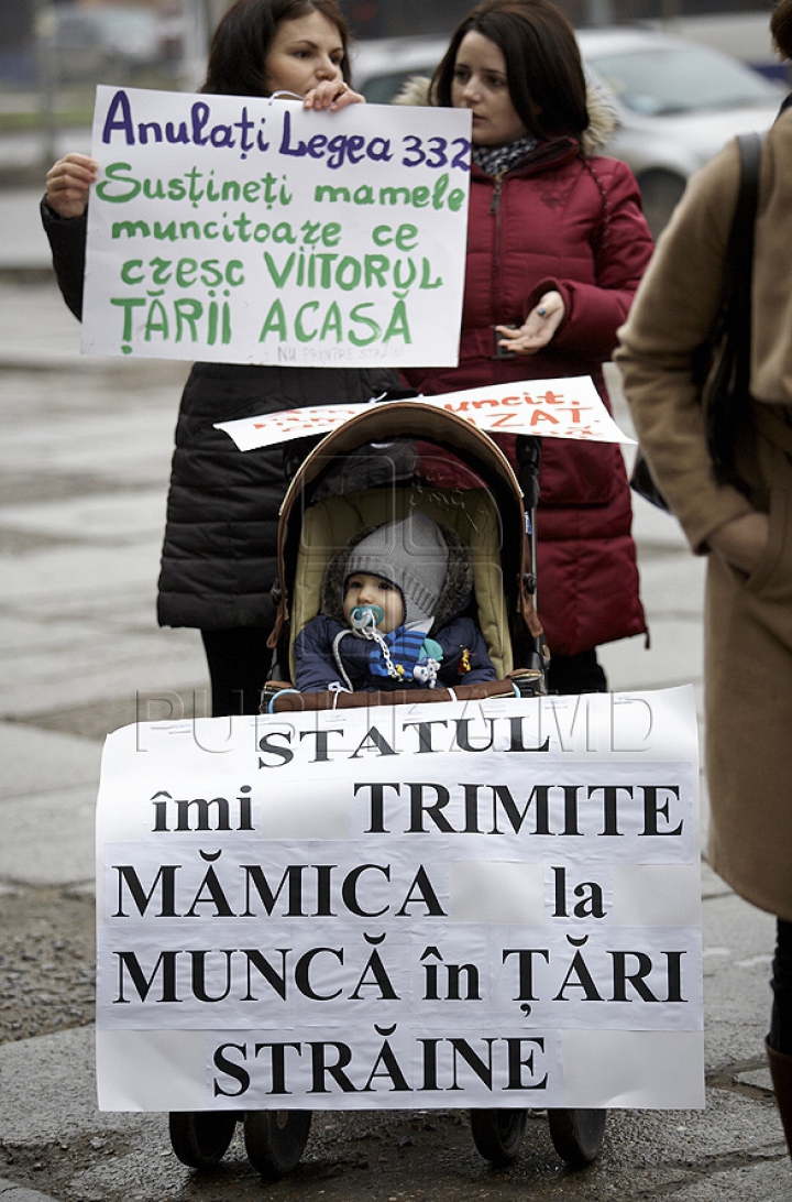 Молодые и будущие мамы устроили акцию протеста перед зданием минтруда (ФОТО)