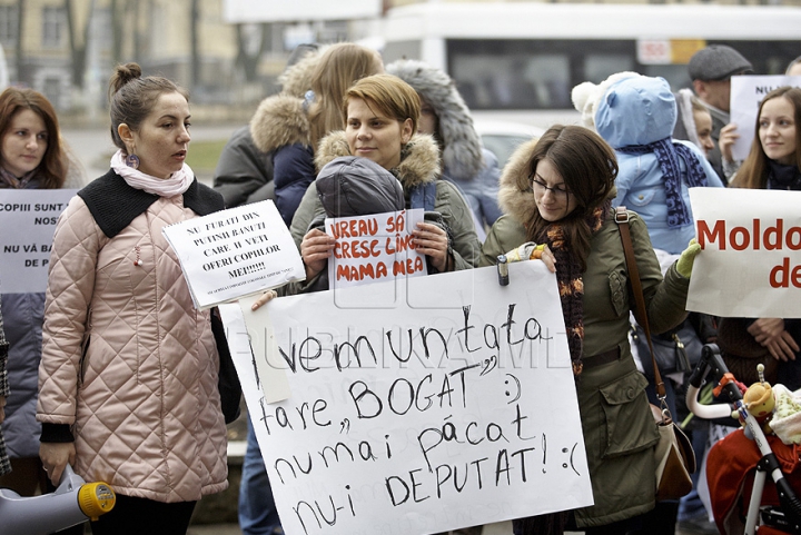 Молодые и будущие мамы устроили акцию протеста перед зданием минтруда (ФОТО)