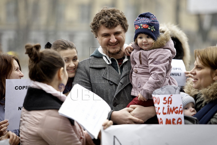 Молодые и будущие мамы устроили акцию протеста перед зданием минтруда (ФОТО)