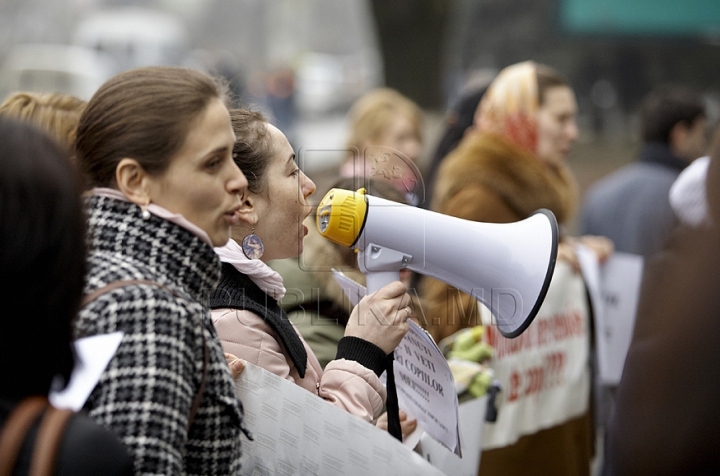 Молодые и будущие мамы устроили акцию протеста перед зданием минтруда (ФОТО)