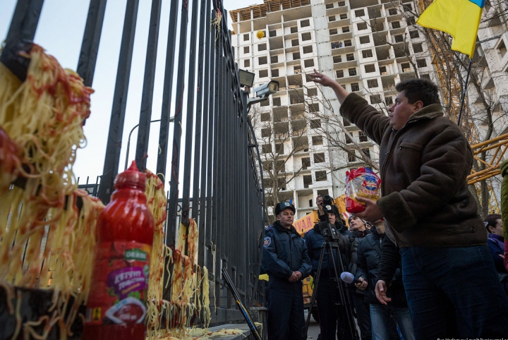 Лапша "по-путински": одесситы креативно выразили свой протест (ФОТО)