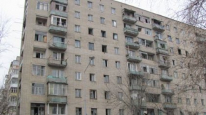 В Бельцах малыш упал с третьего этажа, пока его мать была в парикмахерской