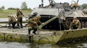 (ВИДЕО) В Приднестровье военные учатся наводить переправы через реку и отражать наступление противника