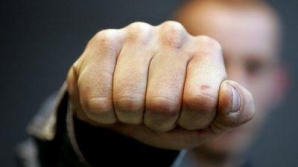 Местного советника из села Кондрица избил односельчанин за просьбу не превышать скорость