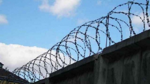 Тюремная охрана тщательно проверяет пасхальные гостинцы для заключенных