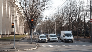 Пустынные улицы Кишинева: на маршруты вышло вдвое меньше транспорта