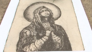 Столичный художник воспроизводит с помощью просеянного чернозёма на могилах образ Богородицы 