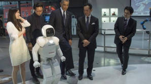 Обама сыграл в футбол с японским роботом (ВИДЕО)