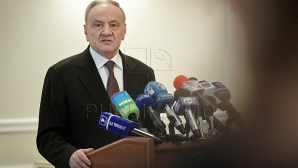 Николай Тимофти наградил Александра Тэнасе Орденом Почета