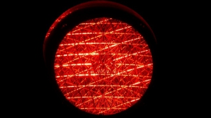 Светофор не для всех закон: водитель проезжает на красный (ВИДЕО)