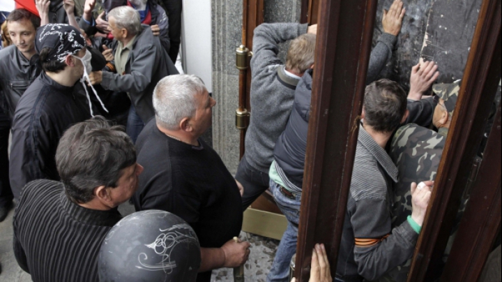 В Луганске митингующие взяли штурмом областную госадминистрацию