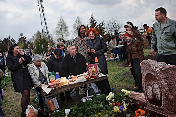 «Ланч с мёртвыми»: День поминовения в Молдове в работах итальянского фотографа 