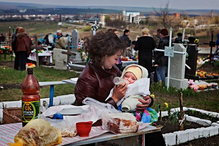 «Ланч с мёртвыми»: День поминовения в Молдове в работах итальянского фотографа 