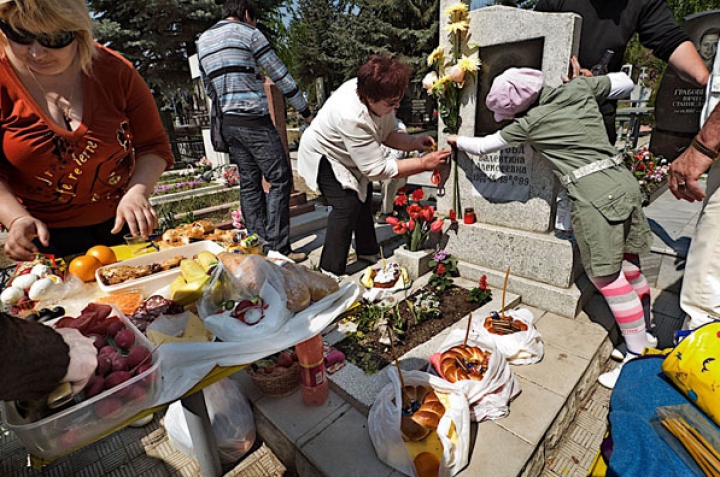 «Ланч с мёртвыми»: День поминовения в Молдове в работах итальянского фотографа 