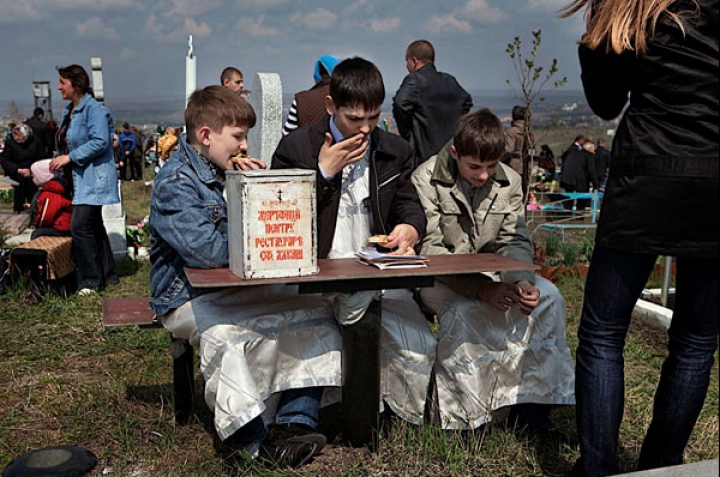 «Ланч с мёртвыми»: День поминовения в Молдове в работах итальянского фотографа 